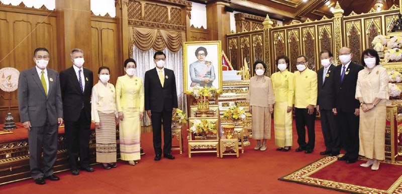 ประธานมูลนิธิ ถ่ายภาพร่วมกับกรรมการและผู้แทนหน่วยงานต่างๆ อาทิ ชยาวุธ จันทร (รองปลัดกระทรวงมหาดไทย), อารยา
อรุณานนท์ชัย, ศรีภพ สารสาส, สุธิศ สก๊อต, พล.ต.อ.สมศักดิ์ แขวงโสภา (ผู้อำนวยการศูนย์บัญชาการลูกเสือชาวบ้าน), ทิพวิภา
สุวรรณรัฐ, กุลทรัพย์ ชื่นโกสุม (อุปนายกสมาคมแม่บ้านมหาดไทย), นคร ศิลปอาชา, ยรรยง คุโรวาท และ กรรณภรณ์ วงศ์ปิยะกุล

