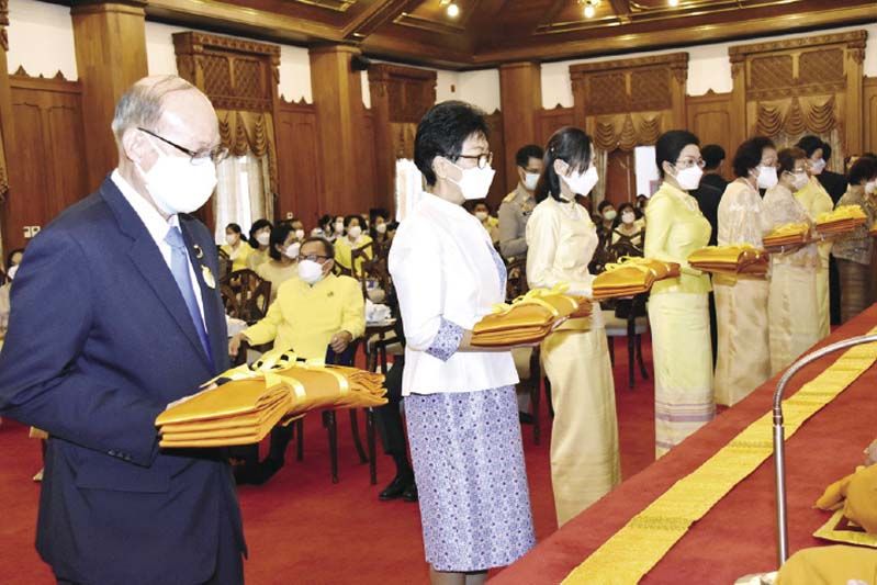 ผู้แทนองค์การต่างๆ ถวายผ้าไตร อาทิ พล.ต.อ.สมศักดิ์ แขวงโสภา ในนามมูลนิธิ
ร่วมจิตต์น้อมเกล้าฯ เพื่อเยาวชน, ปรีดา
เชื้อรัตนพงษ์ ในนามมูลนิธิอนุเคราะห์
คนพิการ, ดร.ปราศรัย ประวัติรุ่งเรือง ในนามสภาสังคมสงเคราะห์, กุลทรัพย์ ชื่นโกสุม ในนาม
สภาสตรีแห่งชาติ ฯลฯ