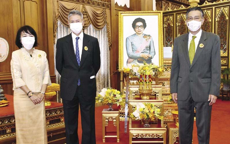 พบกันในงานบุญ หลานชายหม่อมงามจิตต์ บุรฉัตร
ศรีภพ สารสาส, สุธิศ สก๊อต และ กรรณภรณ์ วงศ์ปิยะกุล
อดีตเลขานุการส่วนตัวหม่อมงามจิตต์ บุรฉัตร
