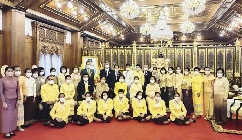 คุณหญิงแสงเดือน ณ นคร ประธานมูลนิธิ ถ่ายภาพร่วมกับ รอง
ประธาน กรรมการ และผู้แทนหน่วยงานต่างๆ อาทิ ดร.แตงอ่อน มั่นใจตน,
รัญชา บริบาลบุรีภัณฑ์ (มูลนิธิโสสะฯ), แสงอรุณ สมประสงค์
(กระทรวงศึกษาธิการ), วสันต์ บุญหมื่นไวย์ (กทม.) ผู้แทนสมาคม
เหล่าทัพ อาทิ มาณวิกา โล่ประเสริฐ (ทบ.), มลฤดี เมตะนันท์ (ทอ.),
ยอดวุฒิ กลิ่นทอง (สำนักนายกรัฐมนตรี), ธีร์ พัฒนากูล (กรมส่งเสริม
การปกครองท้องถิ่น)