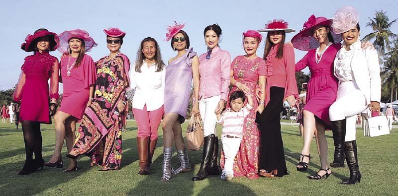 นันทินี แทนเนอร์นำคณะร่วมสตอมปิ้ง ดิวอทส์ ย่ำสนามรวมพลังสีชมพู (Stomping Divots)