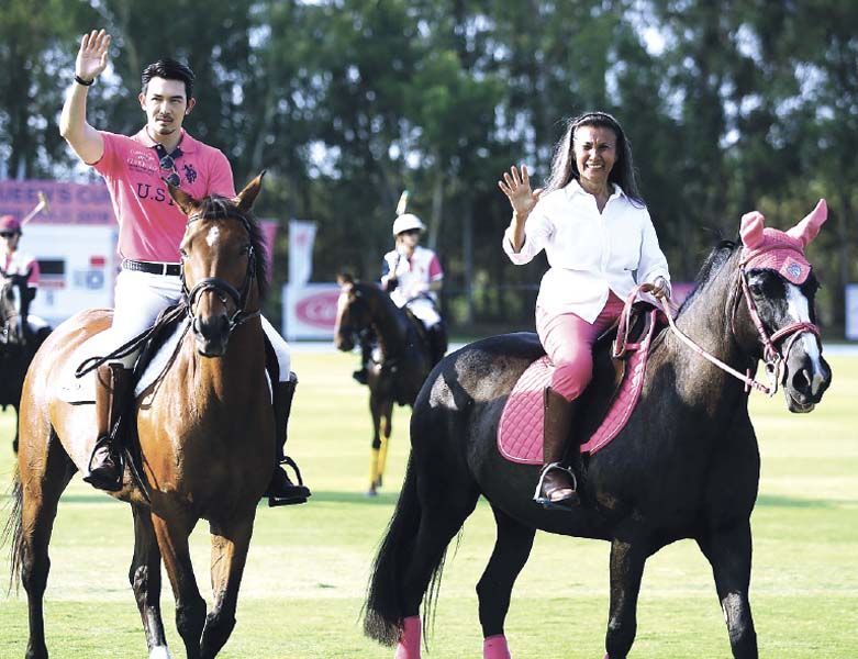 ฟิน่าเล่โชว์โดย อั้ม - อธิชาติ ชุมนานนท์ และ นันทินี แทนเนอร์