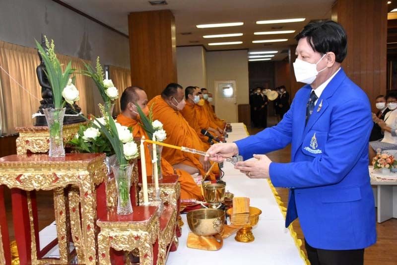 อ.สุรวัฒน์ ชมภูพงษ์ ประธานกรรมการบริหารมูลนิธิฯและคณะกรรมการบริหารมูลนิธิฯ จุดธูปเทียนบูชาพระรัตนตรัยพระสงฆ์ทรงสมณศักดิ์