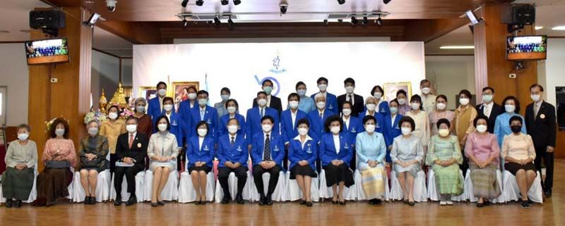 คณะกก.บริหารมูลนิธิฯ พร้อมแขกผู้มีเกียรติร่วมถ่ายภาพเป็นที่ระลึก