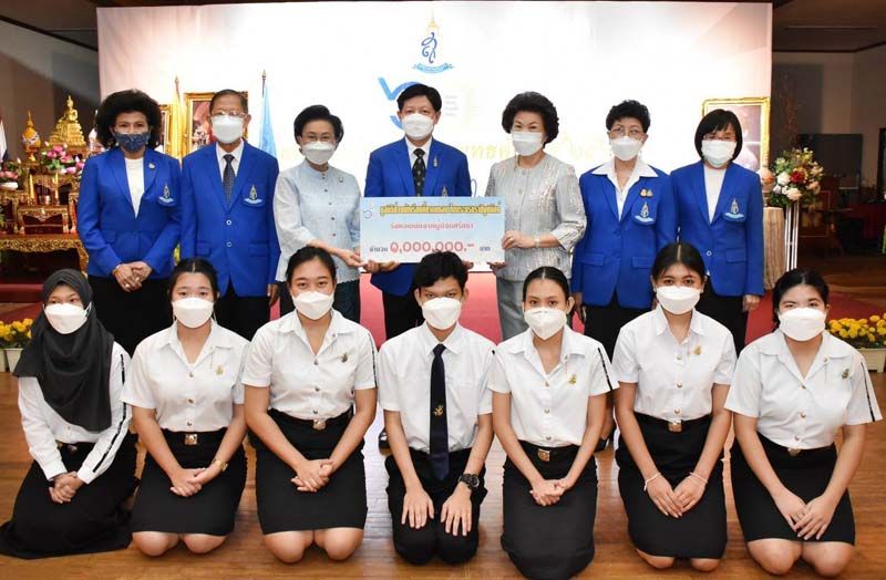 อ.สุรวัฒน์ ชมภูพงษ์ ประธานมูลนิธิฯ มอบทุนการศึกษาให้กับนักศึกษาที่พิการทางการได้ยิน (หูหนวก) จากมหาวิทยาลัยสวนดุสิต มี ดร.มลิวัลย์ ธรรมแสง ประธานหลักสูตรประกาศนียบัตรบัณฑิต สาขาล่ามภาษามือ เป็นผู้รับมอบ