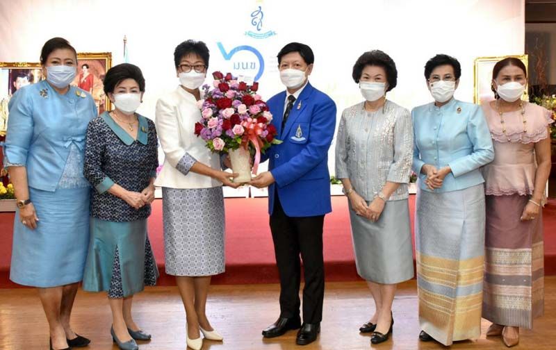 อ.สุรวัฒน์ ชมภูพงษ์ รับมอบดอกไม้จาก ดร.ปราศัย ประวัติรุ่งเรือง รองประธานสภาสังคมสงเคราะห์ฯเป็นผู้แทนประธานสภาสังคมสงเคราะห์ฯ, พล.ท.หญิงสุขุมาล เวศวงศาทิพย์, พัชนี เธียรธวัช, ลัดดาวัลย์ จงวิศาล, สมบัติ วัฒนไทย และ จิราพร เจริญกิตติยาภรณ์

