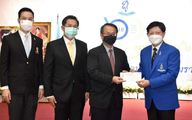 พิรุณ ลายสมิต เป็นตัวแทนมอบเงินในนามชาวคณะนิติศาสตร์ จุฬาฯ, รศ.ดร.ชัชพล ไชยพร รองคณบดีคณะนิติศาสตร์ จุฬาฯ และ อวยชัย คูหากาญจน์