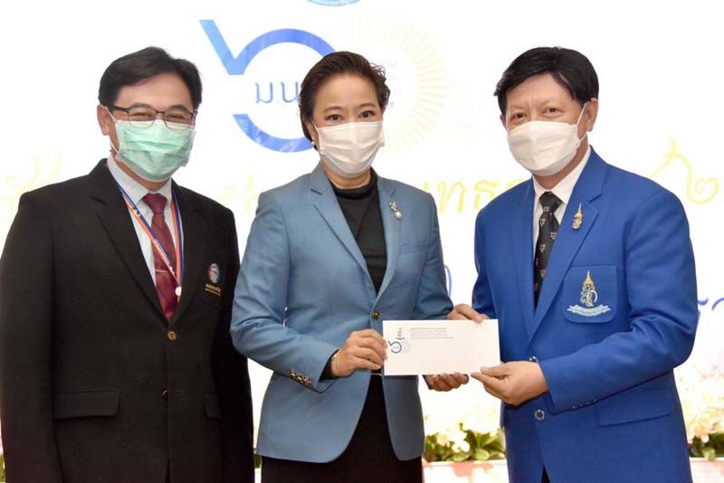 จิระวัฒนา จรูญภัทรพงษ์ ผอ.ใหญ่มูลนิธิ AFS Thailand มอบแจกันดอกไม้ และเป็นผู้แทน สนั่น อังอุบลกุล ประธานมูลนิธิ AFS Thailand และ พัฒธนะ เจริญเสถียรโชค

