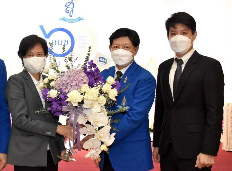 สุทธิกัญญา ไทยเพ็ชร มอบเงินสมทบทุนธนินทร์ เวชชาภินันท์ ผอ.สถาบันประสาทวิทยา กรมการแพทย์

