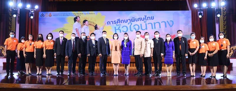 ตรีนุช เทียนทอง รมว.กระทรวงศึกษาธิการ, กนกวรรณ วิลาวัลย์ รมช.กระทรวงศึกษาธิการ, อัมพร พินะสา เลขาธิการ กพฐ. และผู้บริหารระดับสูง ศธ. เข้าร่วมงาน

