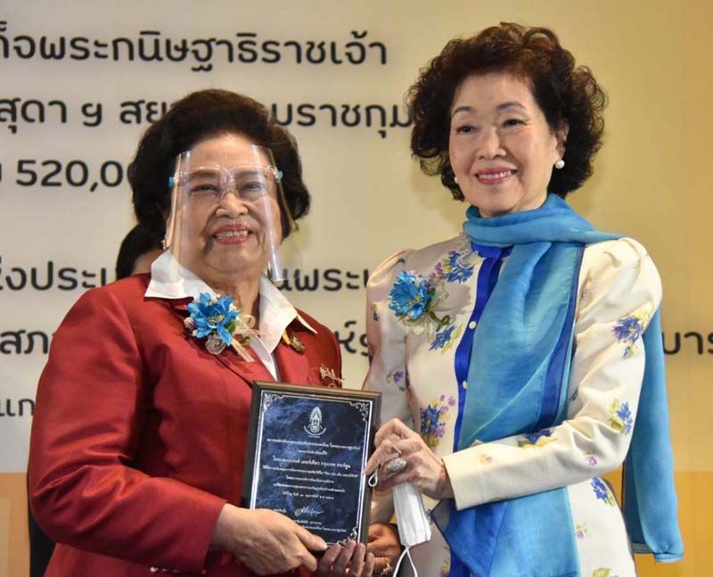 พล.ต.หญิง คุณหญิงอัสนีย์ เสาวภาพ ประธานสมาคมสภาสังคมฯ และ อารยา อรุณานนท์ชัย  ประธานโครงการประกวดฯ

