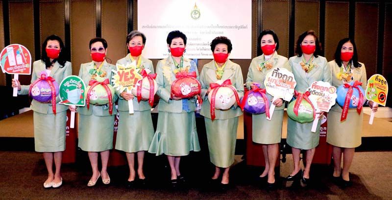 สมาชิก สสธวท ร่วมรณรงค์จัดการขยะติดเชื้อ “ทิ้งถูก ผูกโบแดง โควิดไม่กระจาย” รติวัลคุ์ ธนาธรรมโรจน์, สุภาพรรณ พิชัยรณรงค์สงคราม, พนิดา ชอบวณิชชา, คุณหญิงณัฐิกา วัธนเวคิน อังอุบลกุล, จรรย์สมร วัธนเวคิน, ดร.นันทริกา ชันซื่อ, ดร.ณ ฤดี เคียงศิริ, รุ่งรัติ ศรีสุข 

