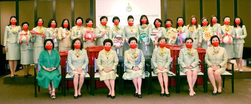 สมาชิก สสธวท ถ่ายภาพร่วมกัน

