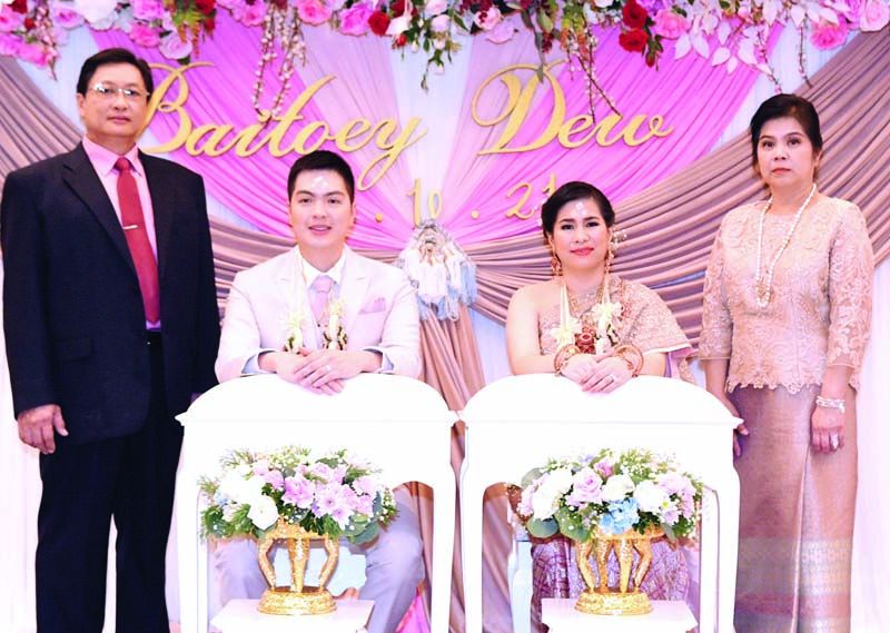 คุณพ่อ-คุณแม่เจ้าบ่าว ภาณุพงศ์-ปาริชาติ สิงหศิวานนท์