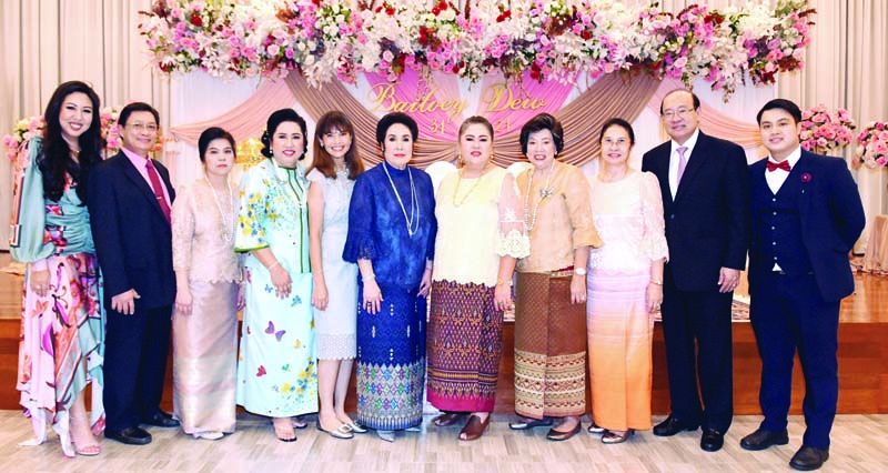 ครอบครัวฝ่ายเจ้าบ่าว สุมนา อภินรเศรษฐ์, จงกล-เทพิน เกษมศานติ์, รศ.นพ.ประตาป-รศ.ดร.พญ.วังวโรทัย-ราชตี-ปัทมาวดี สิงหศิวานนท์, ฐิรัตถา เทพหัสดิน ณ อยุธยา