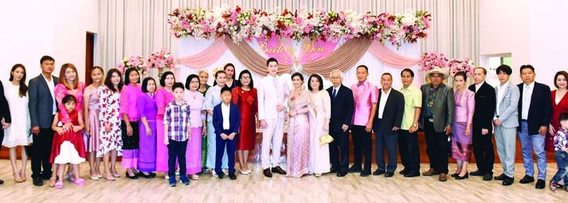 ครอบครัวฝ่ายเจ้าสาว พร้อมหน้าร่วมยินดีในวันมงคลของชีวิตคู่ อาทิ ภูชิชย์ วัชรวรรณเวทย์, จุรินทร์ บำรุงชาติ, ธัญธร พลเยี่ยม, อำนวย น้อยโสภา, ทวีศักดิ์ ใยเมือง, โชฎึก คงสมของ, สมพร คงสมของ, จุฑาภรณ์ บำรุงชาติ, จตุชัย-ชัชพร ประภาเสถียร

