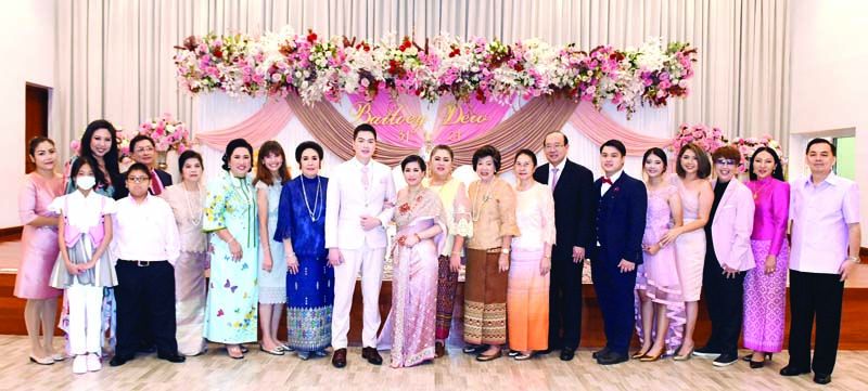 ครอบครัวฝ่ายเจ้าบ่าว จงกล-เทพิน เกษมศานติ์,รศ.นพ.ประตาป-รศ.ดร.พญ.วังวโรทัย สิงหศิวานนท์, ราชตี สิงหศิวานนท์,ปัทมาวดี สิงหศิวานนท์, ฐิรัตถา เทพหัสดิน ณ อยุธยา, ธวัชชัย-สิริวรรณ สิงหศิวานนท์, อนันต์-จารุณี สิงหศิวานนท์,ชณันภัสร์ นันทจิรารัศมิ์