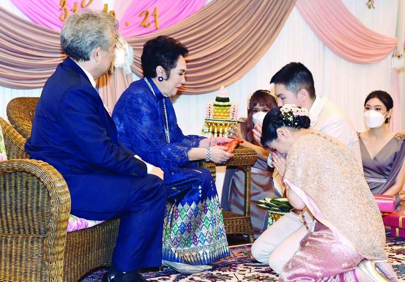 คุณป้าสุมนา-คุณลุง ดร.ประพิณ อภินรเศรษฐ์ รับไหว้ หลานชาย-หลานสะใภ้
