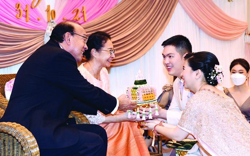 รศ.นพ.ประตาป-รศ.ดร.พญ.วังวโรทัย สิงหศิวานนท์ รับไหว้หลานชาย-หลานสะใภ้