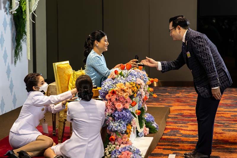 สมเด็จพระเจ้าลูกเธอ เจ้าฟ้าสิริวัณณวรี นารีรัตนราชกัญญา พระราชทานเหรียญที่ระลึกแก่ นายกุลวิทย์ เลาสุขศรี กรรมการที่ปรึกษาโครงการผ้าไทยใส่ให้สนุก