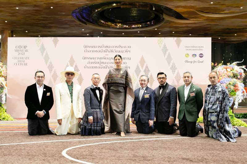 สมเด็จพระเจ้าลูกเธอ เจ้าฟ้าสิริวัณณวรี นารีรัตนราชกัญญา ฉายพระรูปร่วมกับดีไซเนอร์ (จากซ้าย) อิทธิ เมทะนี, ภูภวิศ กฤตพลนารา, ศิริชัย ทหรานนท์, ธีระพันธ์
วรรณรัตน์, พลพัฒน์ อัศวะประภา, วทิต วิรัชพันธุ์, วิชระวิชญ์ อัครสันติสุข 