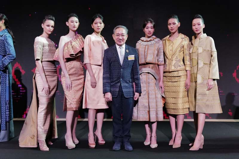 ธีระพันธ์ วรรณรัตน์ เจ้าของแบรนด์ TIRAPAN กับผลงานการออกแบบที่จัดแสดง

