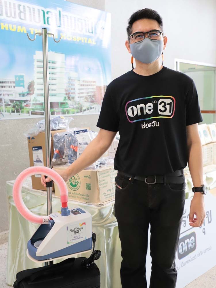 ศศวัต บุษยพันธ์ กก.ผจก.บจ. แอ็กซ์ สตูดิโอ ซึ่งเป็น 1 ในกลุ่ม บมจ.เดอะ วัน เอ็นเตอร์ไพรส์ เดินทางไปมอบอุปกรณ์การแพทย์ให้กับ รพ.ปทุมธานี มี นพ.วีรพล กิตติพิบูลย์ ผอ.รพ. เป็นผู้รับมอบ