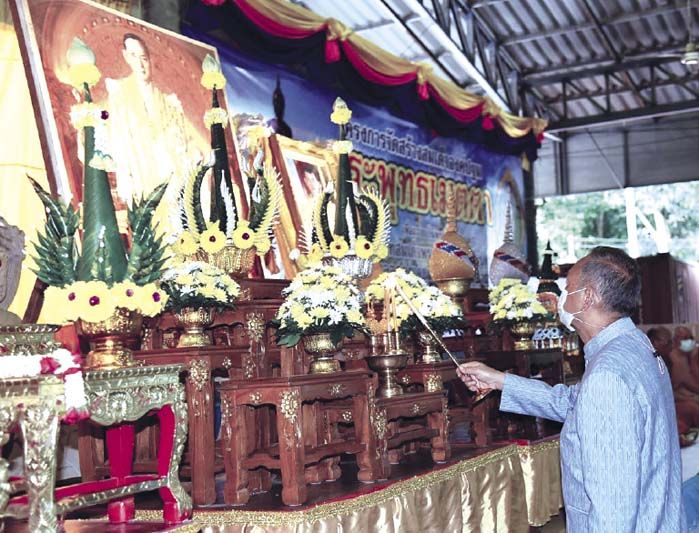 พล.อ.อ.ชลิต พุกผาสุข องคมนตรี ประธาน จัดสร้างพระฯ ประธานในพิธีถวายบังคมพระบรมฉายาลักษณ์ พระบาทสมเด็จพระบรมชนกาธิเบศร มหาภูมิพลอดุลยเดชมหาราช บรมนาถบพิตร