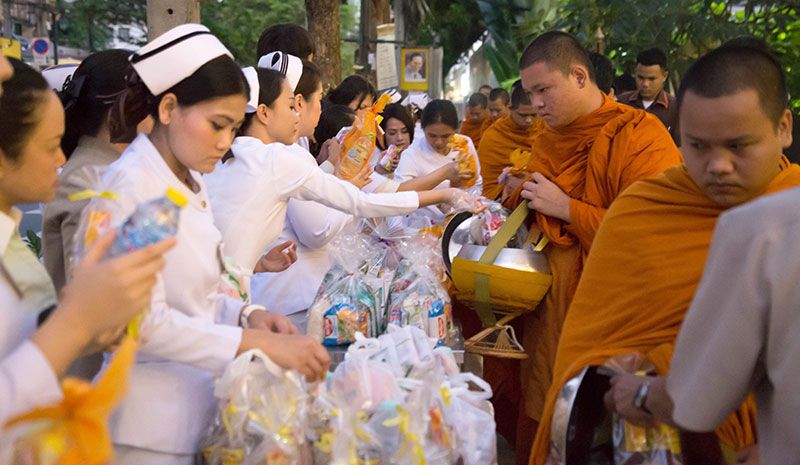 คณะผู้บริหาร แพทย์ พนักงาน ร่วมกันทำบุญตักบาตรและประกอบพิธีสงฆ์