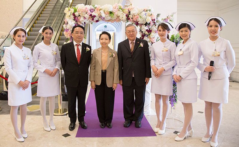 นพ.ปิยภัทร นภวัชรกุล ผอ.โรงพยาบาลบีเอ็นเอช, พญ.สมสิริ สกลสัตยาทร 
และพล.ท.นพ.เชิดชัย เจียมไชยศรี ถ่ายภาพร่วมกัน