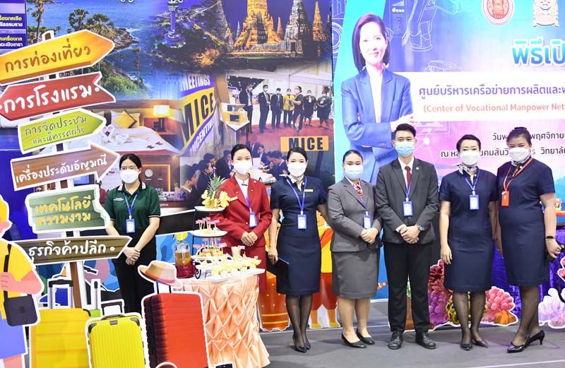 เยี่ยมชมนิทรรศการการขับเคลื่อนศูนย์บริหารเครือข่ายการผลิตและพัฒนากำลังคนอาชีวศึกษา