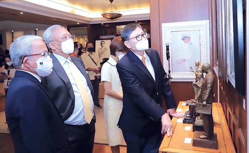 ศ.(พิเศษ)ดร.เอนก เหล่าธรรมทัศน์, สุเทพ เทือกสุบรรณ ประธานมูลนิธิมวลมหาประชาชนฯ
ขณะเดินชมภายในนิทรรศการ