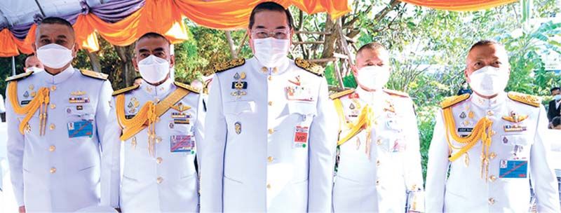 ศาสตราจารย์พิเศษ ดร.สุรเกียรติ์ เสถียรไทย รองประธานกรรมการที่ปรึกษา และประธานกรรมการบริหารมูลนิธิฯ ร่วมถ่ายภาพกับ พล.อ.วรเกียรติ รัตนานนท์ ปลัดกระทรวงกลาโหม,พล.อ.เฉลิมพล ศรีสวัสดิ์ ผู้บัญชาการทหารสูงสุด, พล.อ.ณรงค์พันธ์ จิตต์แก้วแท้ ผู้บัญชาการทหารบก และ พล.ร.อ.สมประสงค์ นิลสมัย ผู้บัญชาการทหารเรือ