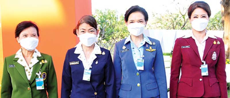 ศิริรัตน์ นิลสมัย นายกสมาคมภริยาทหารเรือ, พลตรีหญิงพิมพ์พิศา จิตต์แก้วแท้ นายกสมาคมแม่บ้านทหารบก,
ปัญญดาว ธูปะเตมีย์ นายกสมาคมแม่บ้านทหารอากาศ และ ณสุดา คล้ายคลึง ประธานชมรมแม่บ้านตำรวจ บช.สอท.