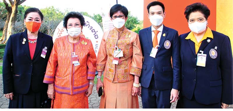 คุณหญิงปราณี เอื้อชูเกียรติ กรรมการมูลนิธิสวนสมเด็จพระนางเจ้า
สิริกิติ์ฯ ร่วมถ่ายภาพกับคณะกรรมการมูลนิธิอาสา
เพื่อนพึ่ง (ภาฯ) ยามยากฯ ผาณิต
พูนศิริวงศ์, นฤมล ล้อมทอง, ฐิติวัฒน์ ว่องวรรณกุล และ สายสม วงศาสุลักษณ์