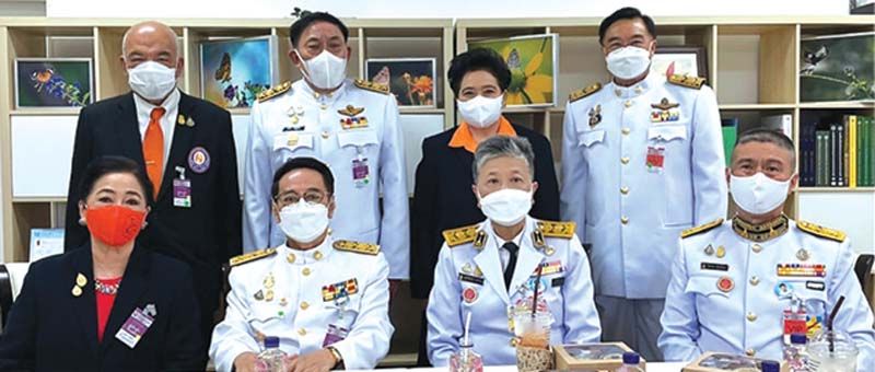 พล.ต.อ.อัศวิน ขวัญเมือง ผู้ว่าฯ กทม. ร่วมถ่ายภาพกับคณะกรรมการมูลนิธิอาสาเพื่อนพึ่ง
(ภาฯ) ยามยากฯ ผาณิต พูนศิริวงศ์, ฉัตรชัย พรหมเลิศ, สายสม วงศาสุลักษณ์, อดิศักดิ์ ภาณุพงศ์,
ดร.สรจักร เกษมสุวรรณ, คุณจันทนี ธนรักษ์, ดร.ไพศาล ล้อมทอง