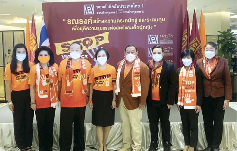 จุติ ไกรฤกษ์ รมว.กระทรวงการพัฒนาสังคมฯ พร้อมด้วย ซอนเชี่ยน อรยาพร กาญจนจารี นายกสโมสร, ซอนเชี่ยน อินทิรา สวัสดิ์พาณิชย์ นายกสโมสรฯ, ซอนเชี่ยน มรกต โชติกุล
นายกสโมสรฯ, ซอนเชี่ยน อุษณีย์ มหากิจศิริ, ซอนเชี่ยน ดร.ลาลีวรรณ-พรเสก
กาญจนจารี และ ซอนเชี่ยน จินตนา จันทร์บำรุง