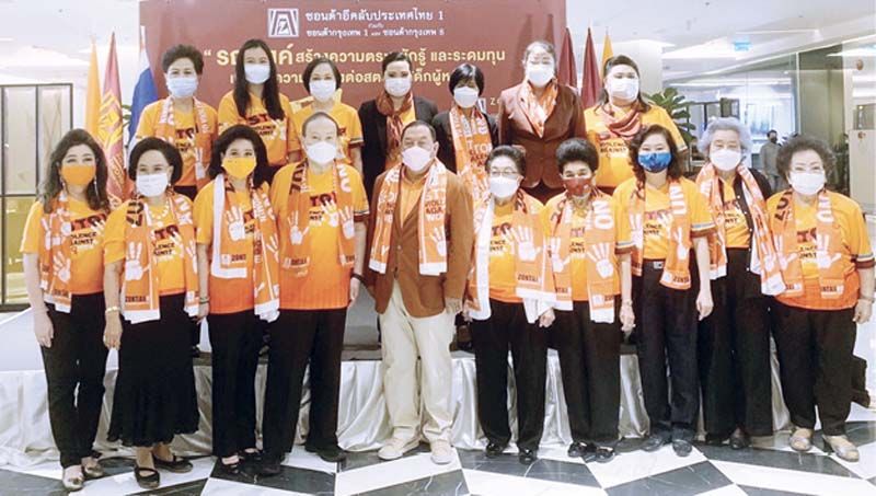 จุติ ไกรฤกษ์ รมว.กระทรวงการพัฒนาสังคมฯ และคณะซอนต้าอีคลับประเทศไทย 1 (แถวล่าง
จากซ้าย) มนวิภา ประชัญคดี, พนิดา ปทุมารักษ์, ดร.ลาลีวรรณ-พรเสก กาญจนจารี, คุณหญิงจินดา
จรุงเจริญเวชช์, คุณหญิงโรส บริบาลบุรีภัณฑ์, ณฤดี เคียงศิริ, ดร.พาลาภ สิงหเสนี, กาญจนา
สายสิริพร (แถวบนจากซ้าย) พวงทอง อานันทนสุวงศ์, อุษณีย์ มหากิจศิริ, มรกต โชติกุล, อรยาพร กาญจนจารี, จินตนา จันทร์บำรุง, ดร.สร้อยเพชร เรศานนท์, นฤพร กาญจนจารี