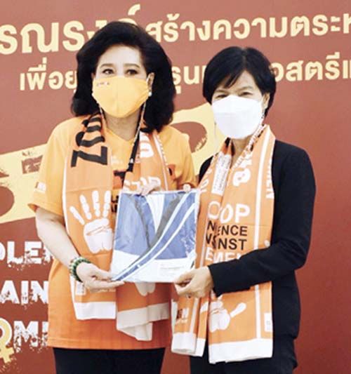 ซอนเชี่ยน ดร.ลาลีวรรณ กาญจนจารี มอบของที่ระลึก