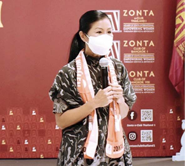 กอบกาญจน์ วัฒนวรางกูร อดีต รมว.กระทรวงการท่องเที่ยวและกีฬา กล่าวให้กำลังใจคุณแม่เลี้ยงเดี่ยวภายในงาน