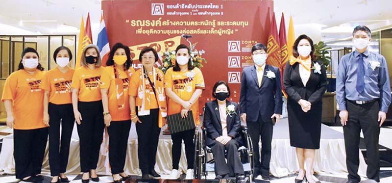 วิทยากรผู้ทรงคุณวุฒิ โกศลวัฒน์ อินทุจันทร์ยง รองอธิบดีอัยการสำนักคดีศาลแขวง, สุนีย์ ศรีสง่าตระกูลเลิศ รองอธิบดีกรมกิจการสตรีและสถาบันครอบครัว กระทรวง พม., นพ.บุญฤทธิ์ สุขรัตน์ ผอ.สำนักอนามัยการเจริญพันธุ์ กระทรวงสาธารณสุข และ ศิริพร ไชยสุต กก.บริหารสมาคมบัณฑิตสตรีทางกฎหมายแห่งประเทศไทยฯ ร่วมงานเสวนา