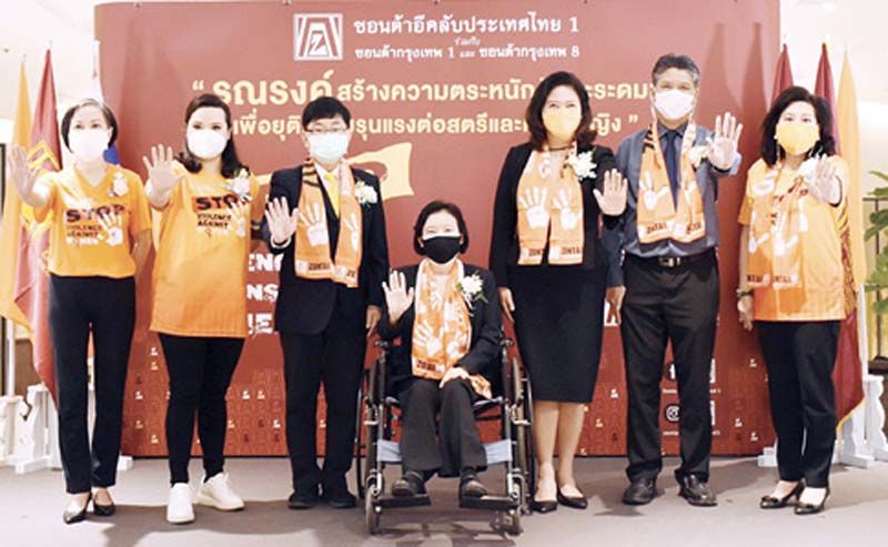 วิทยากรผู้ทรงคุณวุฒิ โกศลวัฒน์ อินทุจันทร์ยง รองอธิบดีอัยการสำนักคดีศาลแขวง, สุนีย์ ศรีสง่าตระกูลเลิศ รองอธิบดีกรมกิจการสตรีและสถาบันครอบครัว กระทรวง พม., นพ.บุญฤทธิ์ สุขรัตน์ ผอ.สำนักอนามัยการเจริญพันธุ์ กระทรวงสาธารณสุข และ ศิริพร ไชยสุต กก.บริหารสมาคมบัณฑิตสตรีทางกฎหมายแห่งประเทศไทยฯ ร่วมงานเสวนา