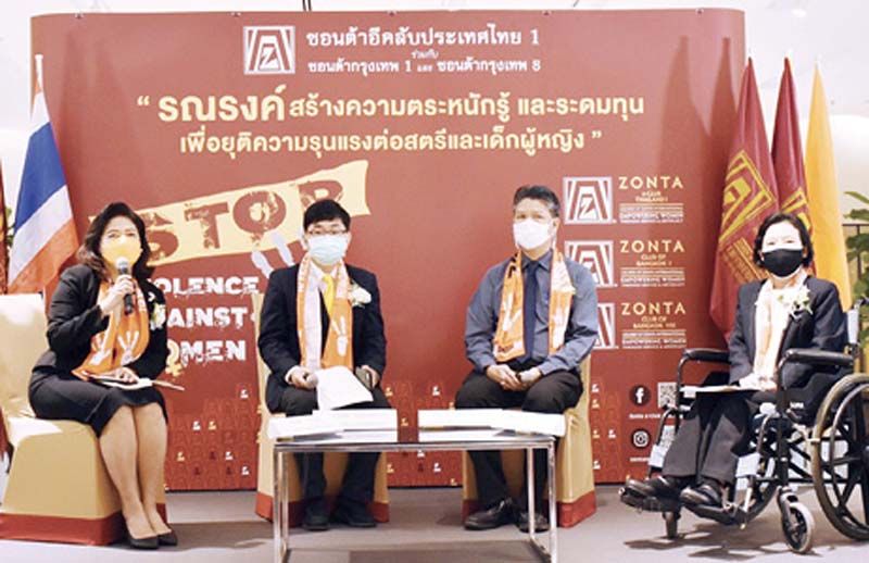 วิทยากรผู้ทรงคุณวุฒิ โกศลวัฒน์ อินทุจันทร์ยง รองอธิบดีอัยการสำนักคดีศาลแขวง, สุนีย์ ศรีสง่าตระกูลเลิศ รองอธิบดีกรมกิจการสตรีและสถาบันครอบครัว กระทรวง พม., นพ.บุญฤทธิ์ สุขรัตน์ ผอ.สำนักอนามัยการเจริญพันธุ์ กระทรวงสาธารณสุข และ ศิริพร ไชยสุต กก.บริหารสมาคมบัณฑิตสตรีทางกฎหมายแห่งประเทศไทยฯ ร่วมงานเสวนา