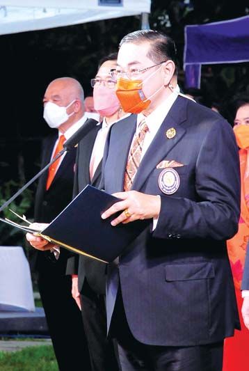 ศ.พิเศษ ดร.สุรเกียรติ์ เสถียรไทย ที่ปรึกษาและประธาน กก. บริหาร มูลนิธิอาสาเพื่อนพึ่ง (ภาฯ) ยามยาก กล่าวถวายพระพร