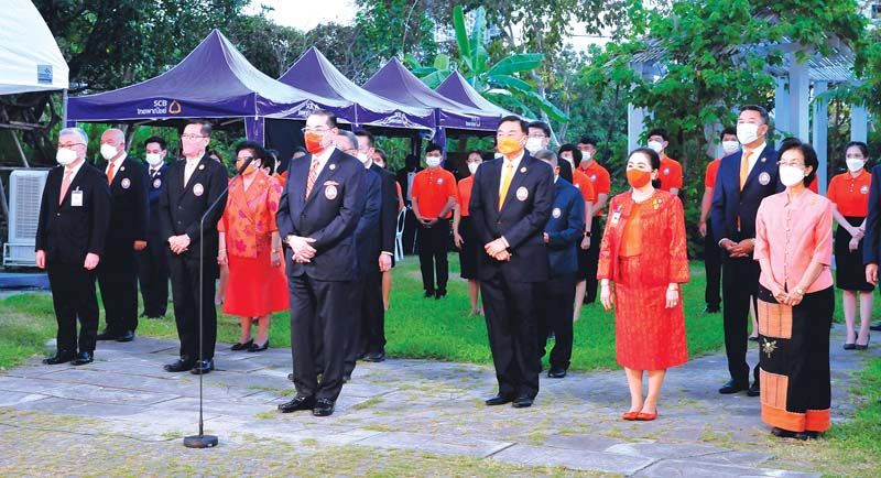 ศ.พิเศษ ดร.สุรเกียรติ์ เสถียรไทย ที่ปรึกษาและประธาน กก. บริหาร มูลนิธิอาสาเพื่อนพึ่ง (ภาฯ) ยามยาก พร้อมด้วยคณะ กก.มูลนิธิฯ อาทิ ดร.สรจักร เกษมสุวรรณ, ผาณิต พูนศิริวงศ์, อาทิตย์ นันทวิทยา