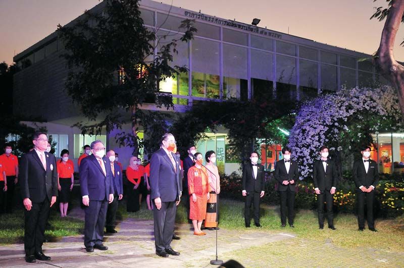 คณะ กก.มูลนิธิฯ และเจ้าหน้าที่มูลนิธิฯ ร่วมขับร้องเพลง “รัก” กับ
วง SIAM MEN