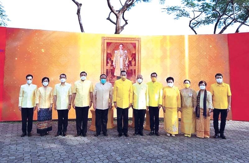 ศ.พิเศษ ดร.สุรเกียรติ์ เสถียรไทยพร้อมด้วยกรรมการ มูลนิธิอาสาเพื่อนพึ่ง (ภาฯ) ยามยาก สภากาชาดไทย