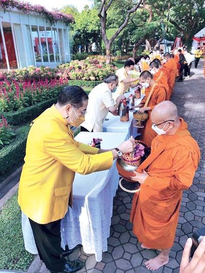 พิธีตักบาตรพระสงฆ์ น้อมถวายเป็นพระราชกุศล