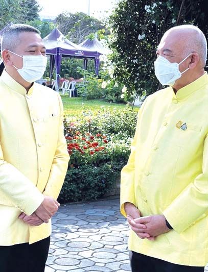 ฉัตรชัย พรหมเลิศ ร่วมพูดคุย
คณะกรรมการมูลนิธิอาสาเพื่อนพึ่ง (ภาฯ) ยามยาก สภากาชาดไทย