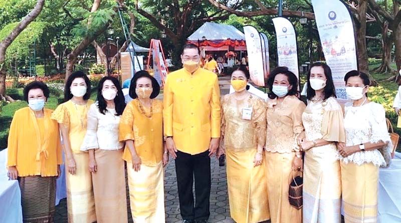 ศ.พิเศษ ดร.สุรเกียรติ์ เสถียรไทย และกรรมการมูลนิธิสมาคมภริยาอัยการ